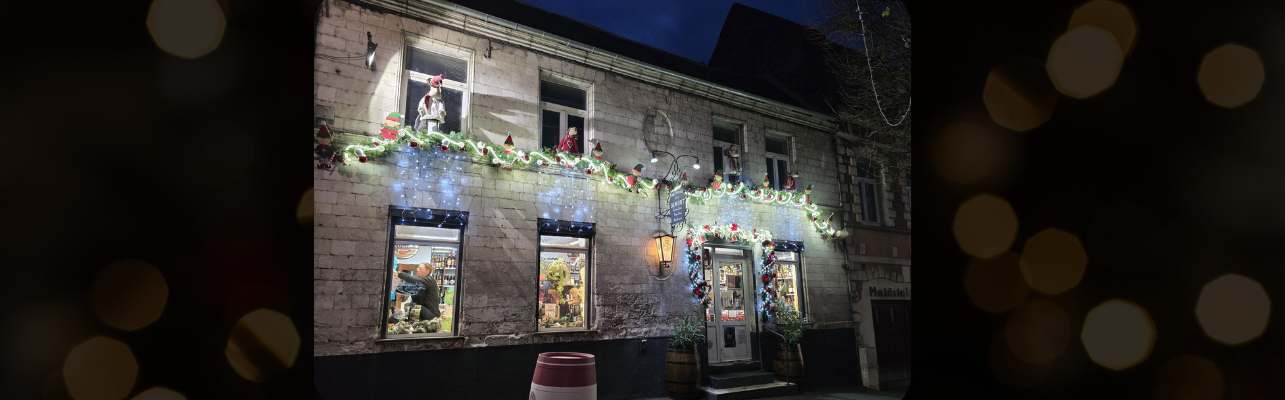 Devanture du magasin avec les décorations de Noël
